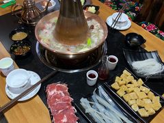 -果松木炭酸菜铜火锅·外婆参鸡汤