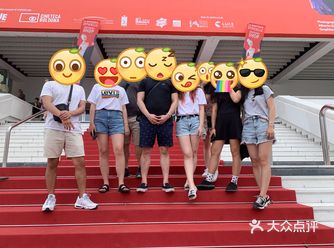 来到戛纳不走个红毯再走吗