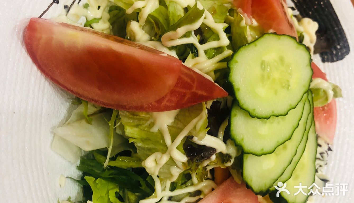 新开的寿司店，店铺环境很有氛围，位置很多，有卡座