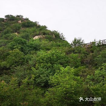 在昌平十三陵附近，比较小众，公园分上山路和下山路