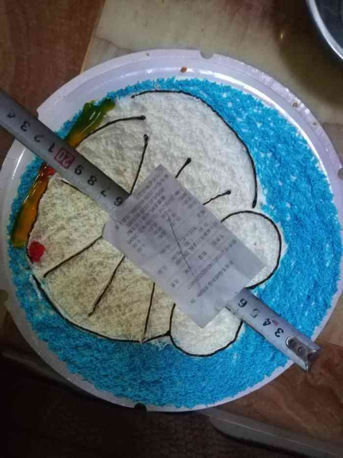 今天去森美超市二楼食品区买了一个蛋糕,服务员介绍说是奶油的10寸76