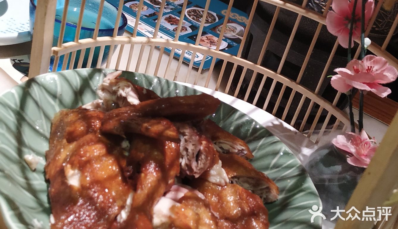 这次趁工作日休息，带家里人来尝尝。菜色和摆盘都很不错