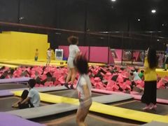 -嘿哟动霸CHUA·新潮玩运动娱乐中心·蹦床滑冰团建乐园