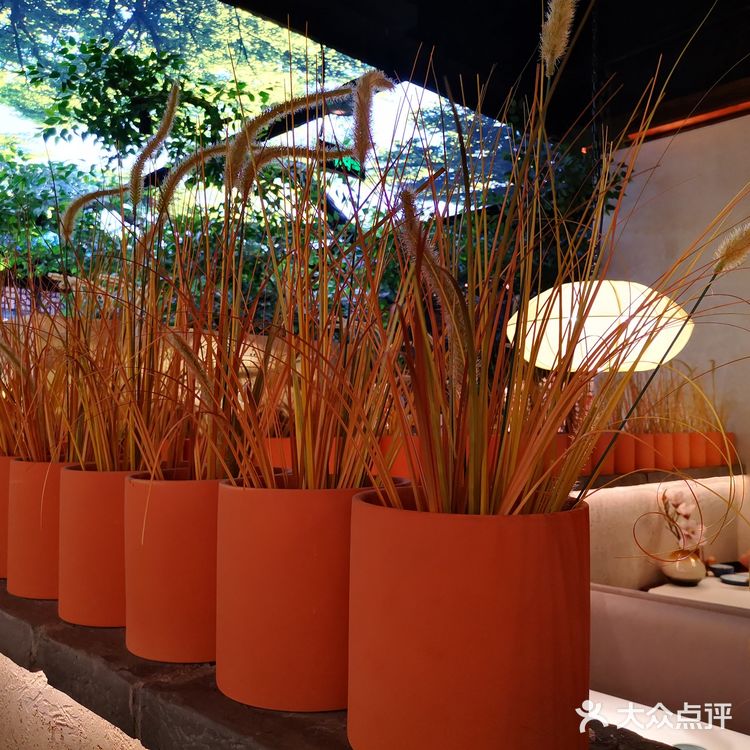 门口大叔招呼着来往的顾客，周末生意非常火爆