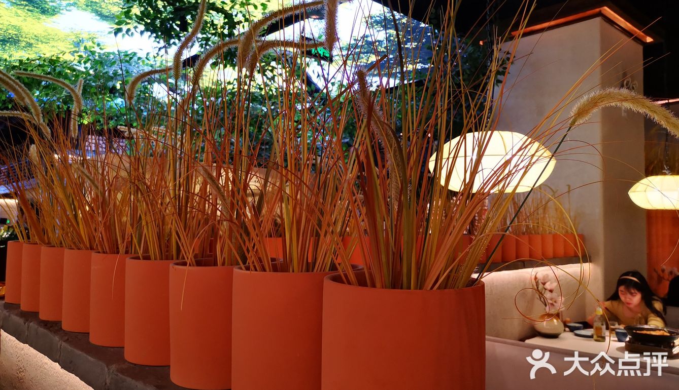 门口大叔招呼着来往的顾客，周末生意非常火爆