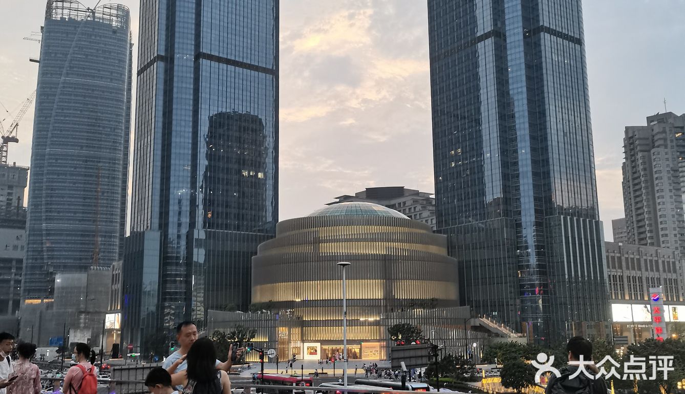 厚实的座椅供行人小憩，因此，这里可以定位为一个公园