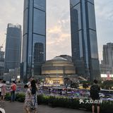 厚实的座椅供行人小憩，因此，这里可以定位为一个公园
