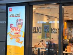 -麦当劳(上海虹桥站30B检票口楼上)
