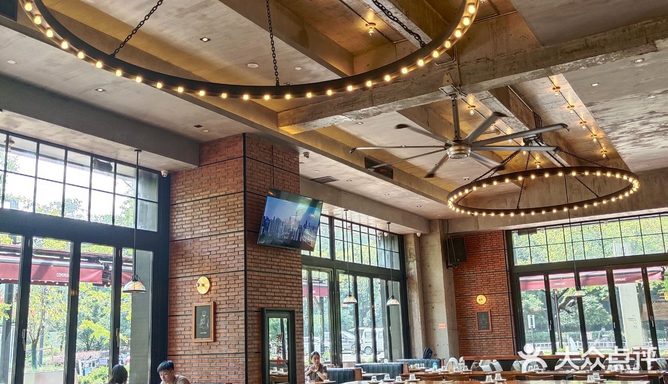 最近带着少年来体验很火commune酒吧餐厅