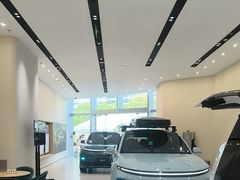 -理想汽车(世纪汇店)