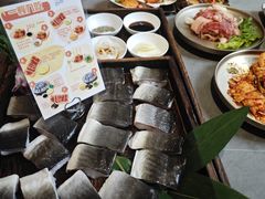 -围炉肉舍•炭烤活鳗•丹东海鲜烤肉(步行街店)