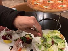 意大利腊肠比萨配腌番茄和干酪-WOLFGANG PUCK KITCHEN & BAR(迪士尼小镇店)