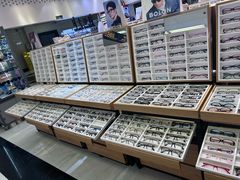 -美式眼镜·授权蔡司.依视路.尼康.豪雅.明月(人民广场店)