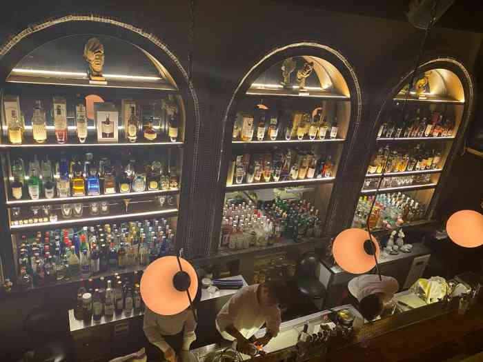 2022年1月7日打分店名叫"neverland",整体偏英式爵士风格,晚上会放