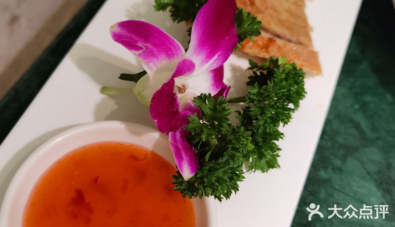 它们家汤锅的味道我觉得很好，还有免费的餐前点心和水果