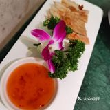 它们家汤锅的味道我觉得很好，还有免费的餐前点心和水果