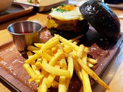 经典牛肉汉堡-HELLO 27 意面·沙拉·帕尼尼