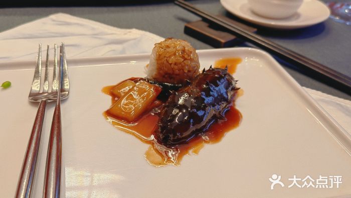 鲁采LU STYLE(新天地店)葱烧海参配乌米菌图片