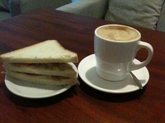 拿铁+吞拿三明治-MEET COFFEE婉约咖啡(宝善公寓店)