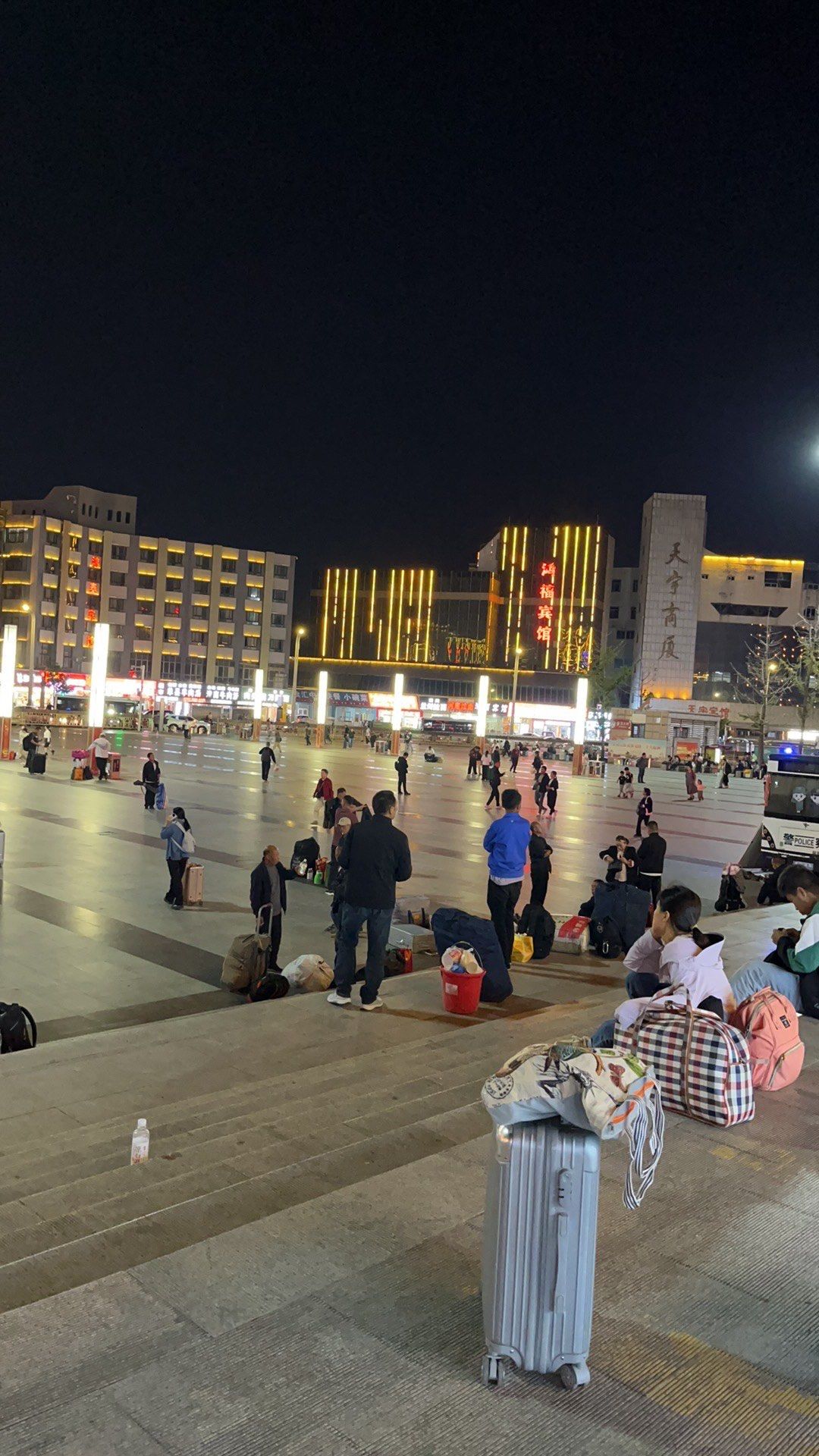 深夜火车站掠影