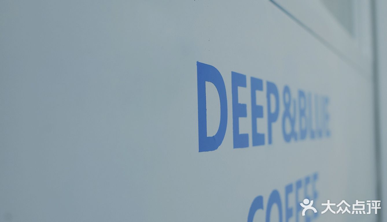 新的故事会在夏日的咖啡中开始