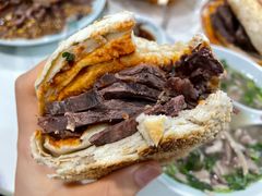 烧饼夹肉-清真喜兰老丁羊汤特色小吃