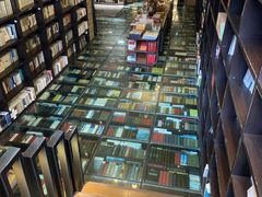 -钟书阁(松江泰晤士小镇店)