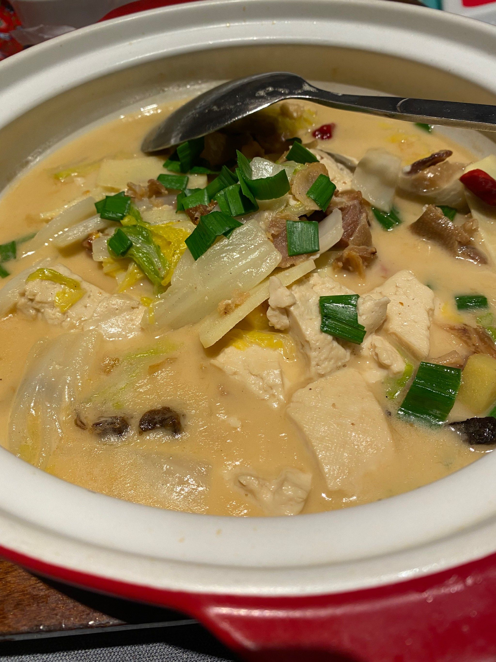 实际蛮少加上这道菜本身辣椒就偏多,分量不太行,【板鸭豆腐煲】味道