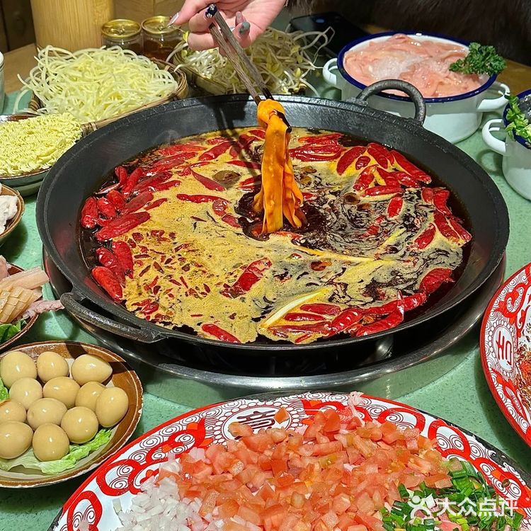 重庆人吃火锅已经！炫一大盆辣椒了