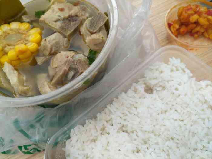 小火慢炖排骨饭-"点了几次外卖,汤很清淡,骨肉新鲜,吃起来.