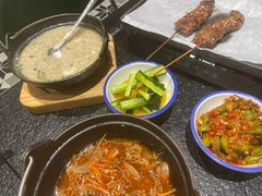 -何妹湿辣牛肉·粤式烧烤砂煲(桂雅路店)