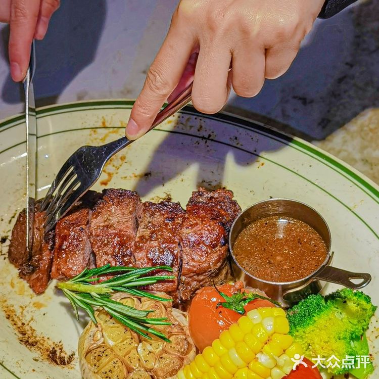 武商梦时代这家浪漫的花园餐厅，美食美景一绝，去一次就爱上！