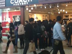 coach门口长长的队伍-东荟城名店仓