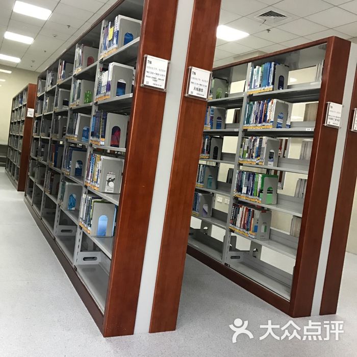 武汉大学信息学部图书馆