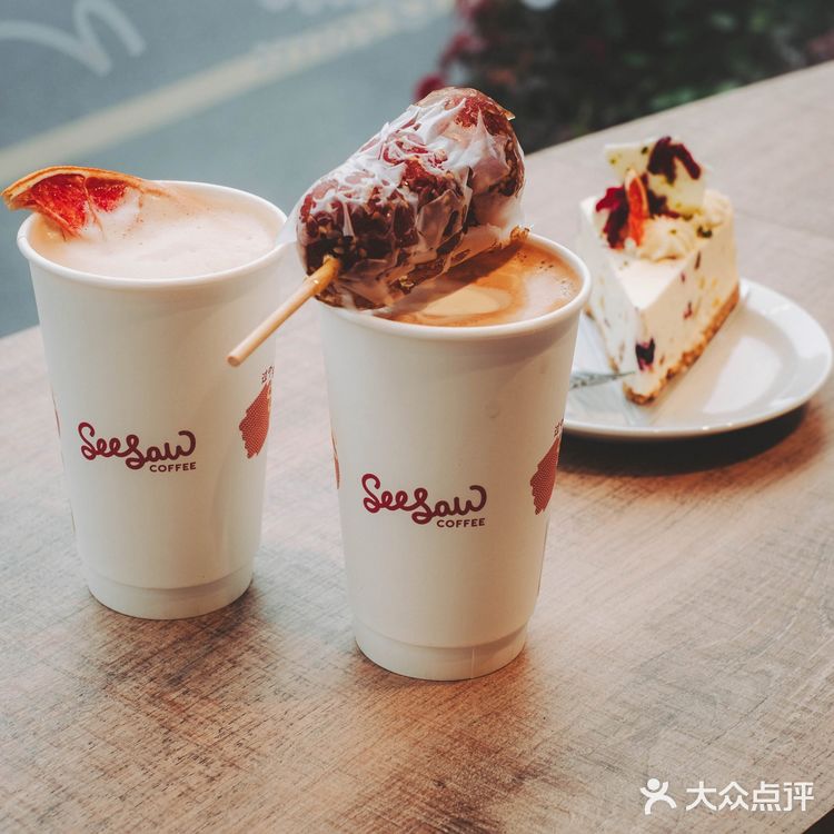 杭州西湖边开了家全玻璃的咖啡馆！