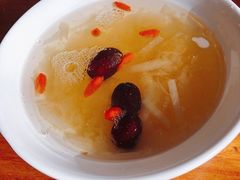 银耳雪梨汤-张记炸串肠粉