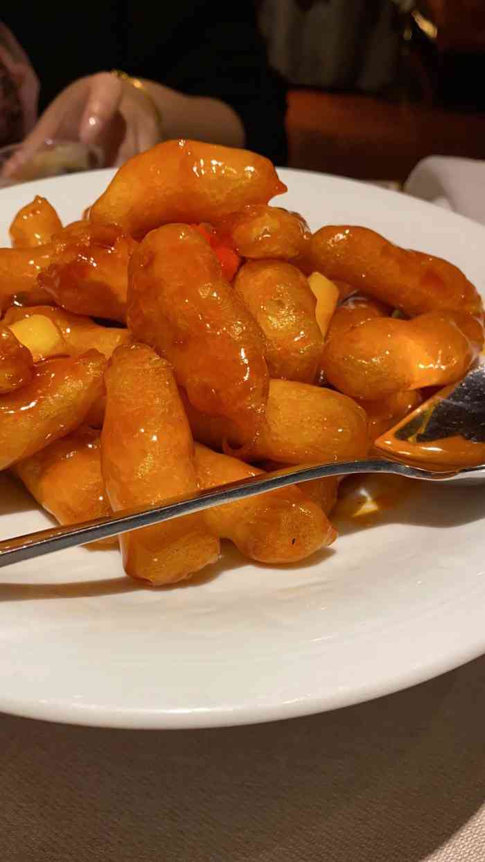 环境和菜品都不错,但是门口的迎宾人员,个别的小头目服务很差.