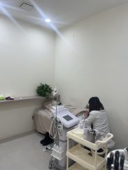 -苗方清颜专业祛痘·皮肤管理