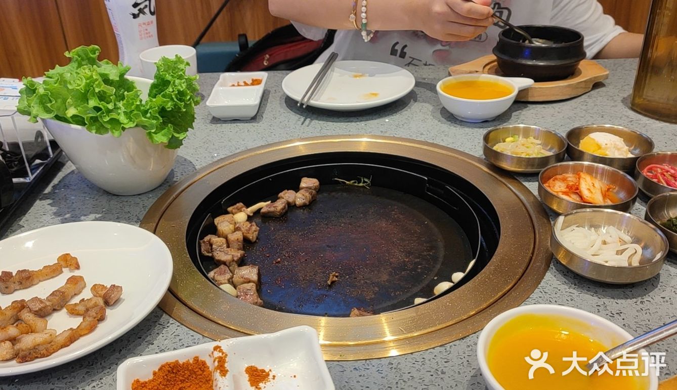 我妹妹就开始找吃的，找了半天也没个中意的