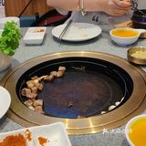 我妹妹就开始找吃的，找了半天也没个中意的