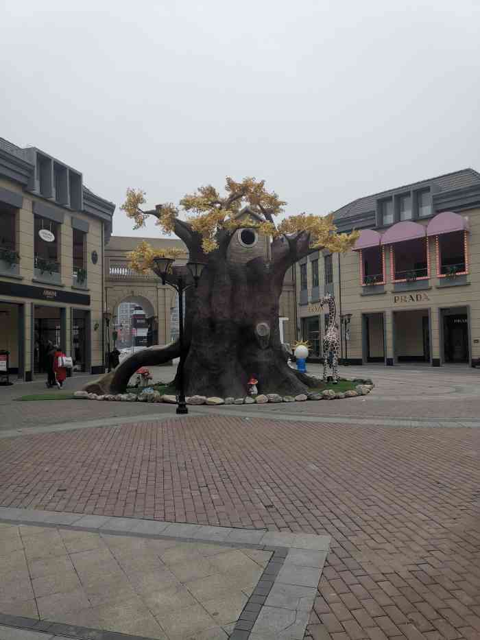 王府井赛特奥莱(临潼店)-"奥特莱斯我觉得卖衣服的太多了,吃的太少了.