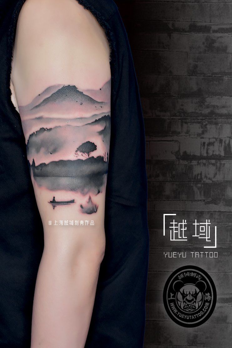 手臂水墨山河纹身图案