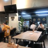 有点无聊，店里有个电视可以看维密秀