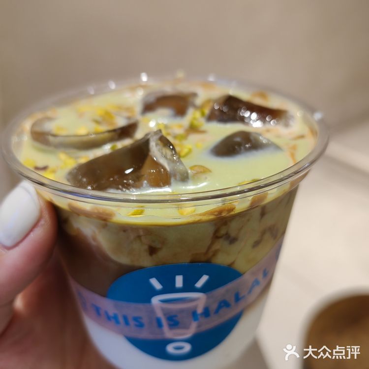 店面不大。门口的椅子去的时候有人坐啦，很适合拍照…