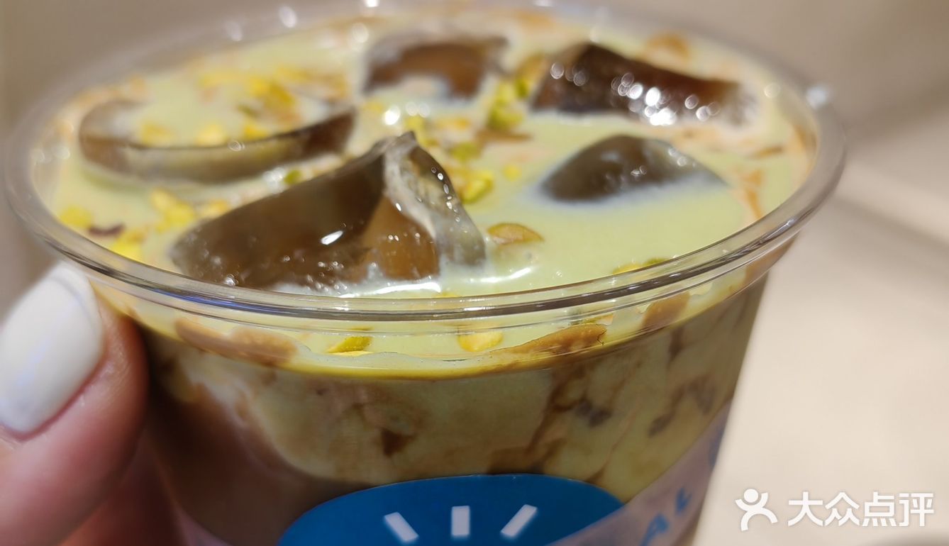 店面不大。门口的椅子去的时候有人坐啦，很适合拍照…