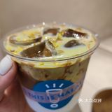 店面不大。门口的椅子去的时候有人坐啦，很适合拍照…