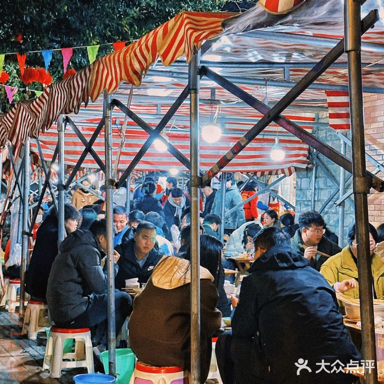 有幸见到了庾记老板本人，串串+冒兔腰真的忒好吃喽