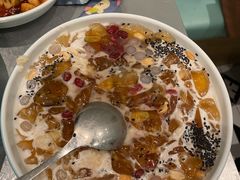 彩虹加量红豆乌龙冰粉-姚姚酸菜鱼·金戈戈香港豉油鸡(喜荟城联名店)