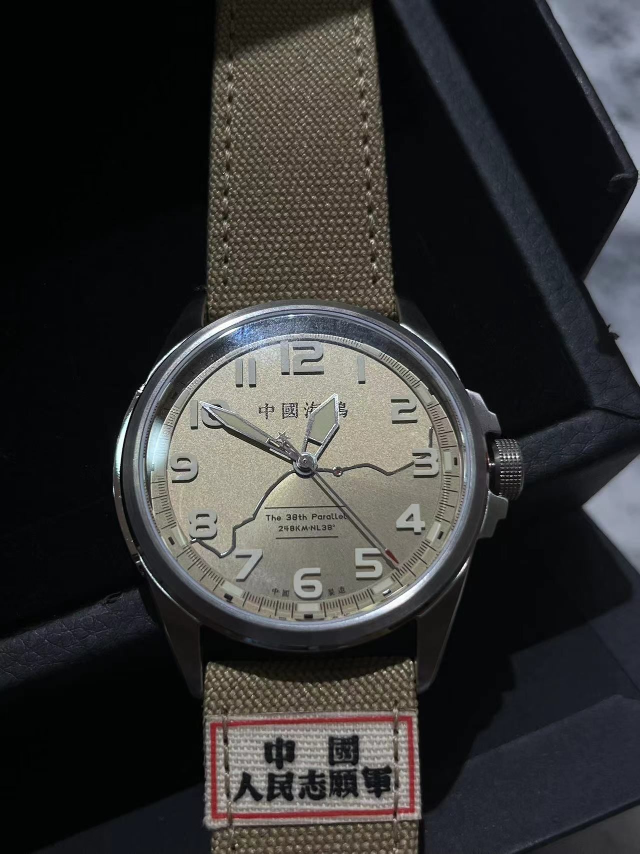 正面是三八线的纬度坐标,背面是一个盾牌的设计,两侧分别是表冠跟繁体