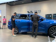 -理想汽车(世纪汇店)